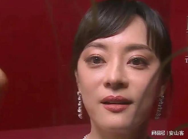 吓坏杨幂不敢露脸只有赵今麦扛住了！pg电子试玩入口芭莎之夜被镜头签(图11)