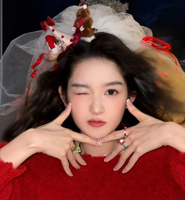 记：让笑容比缎带更明亮pg电子首页圣诞妆容手(图2)